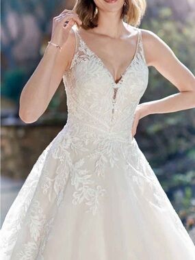 Romantic Lace A-Line Wedding Gown in Ivory